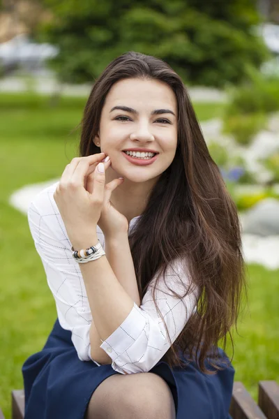 Nahaufnahme Porträt einer glücklichen jungen Frau, die lächelt — Stockfoto