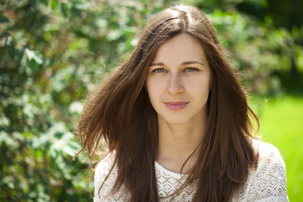 Portret close up van jonge mooie brunette vrouw — Stockfoto