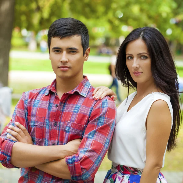 Beau jeune couple aimant debout à l'extérieur — Photo