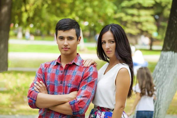 Hermosa joven pareja amorosa de pie al aire libre —  Fotos de Stock