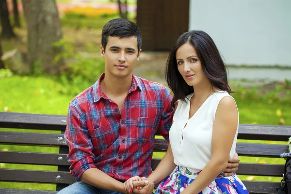 Bonito jovem casal amoroso em pé ao ar livre — Fotografia de Stock