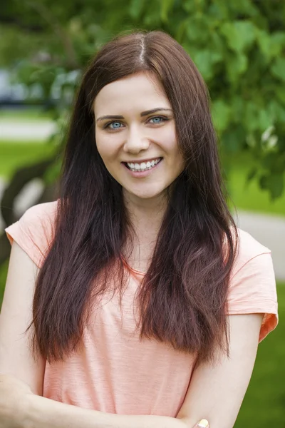 Close-up portret van een gelukkige jonge vrouw glimlachen — Stockfoto