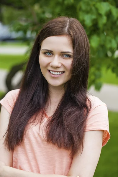 Close-up portret van een gelukkige jonge vrouw glimlachen — Stockfoto