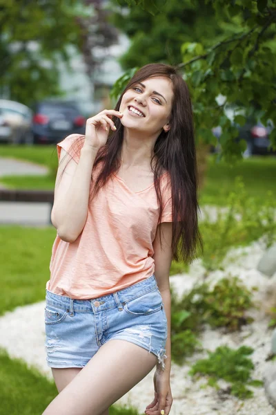 Close-up portret van een gelukkige jonge vrouw glimlachen — Stockfoto