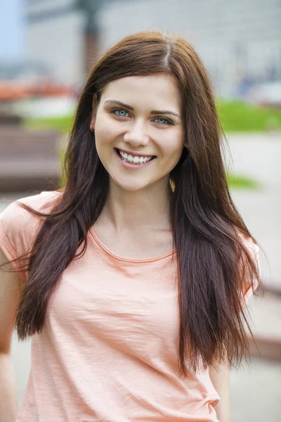 Close-up portret van een gelukkige jonge vrouw glimlachen — Stockfoto