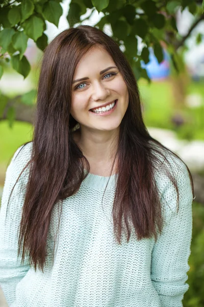 Close-up portret van een gelukkige jonge vrouw glimlachen — Stockfoto