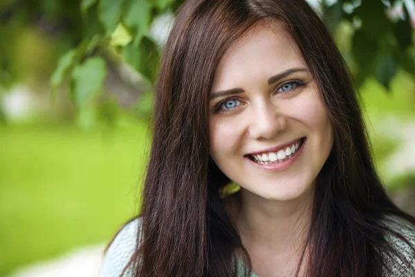 Primo piano ritratto di una giovane donna felice sorridente — Foto Stock