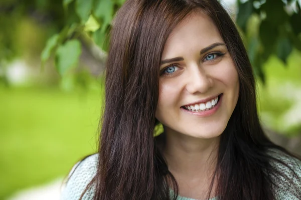 Primo piano ritratto di una giovane donna felice sorridente — Foto Stock