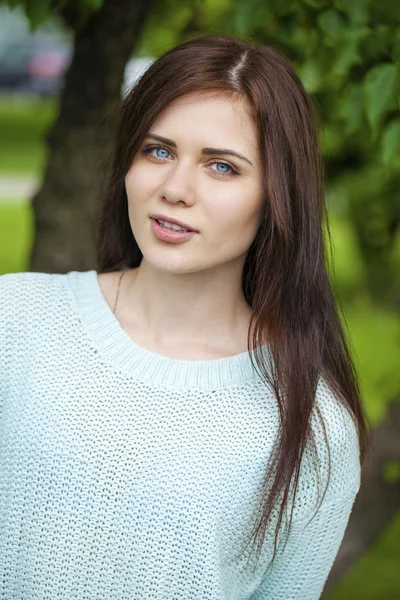 Close-up portret van een gelukkige jonge vrouw glimlachen — Stockfoto