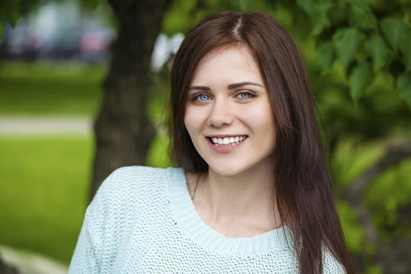 Primo piano ritratto di una giovane donna felice sorridente — Foto Stock