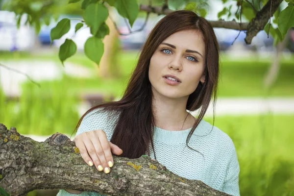 Close-up portret van een gelukkige jonge vrouw glimlachen — Stockfoto