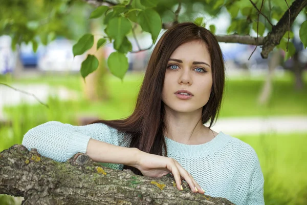 Primo piano ritratto di una giovane donna felice sorridente — Foto Stock