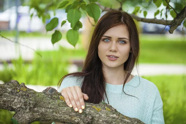 Close-up portret van een gelukkige jonge vrouw glimlachen — Stockfoto