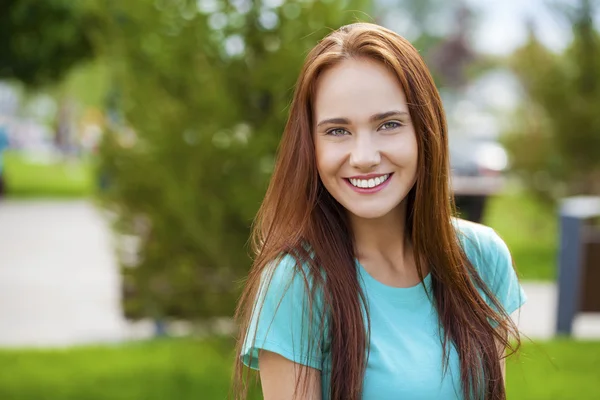 Porträtt av vacker ung glad kvinna — Stockfoto