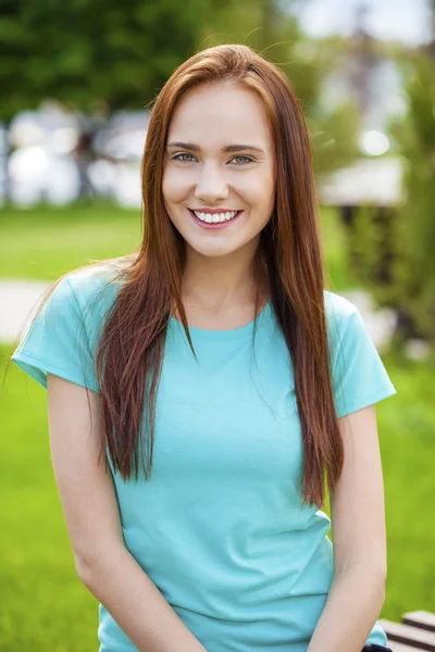 Retrato de bela jovem mulher feliz — Fotografia de Stock