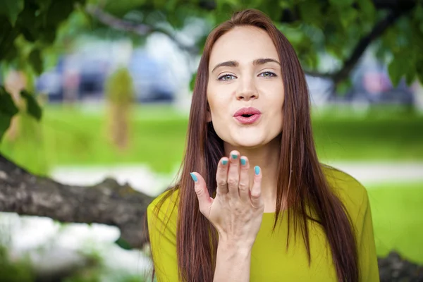 Fúj csók, fiatal női kaukázusi hajú modell — Stock Fotó