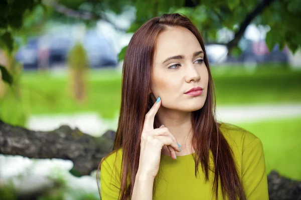 Porträt aus nächster Nähe von jungen schönen brünetten Frau — Stockfoto