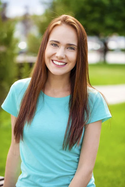 Portret van mooie jonge gelukkig vrouw — Stockfoto