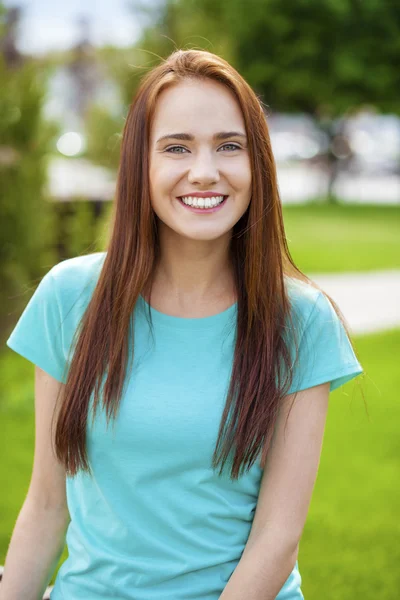 Portret van mooie jonge gelukkig vrouw — Stockfoto