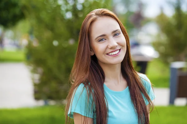 Portrait of beautiful young happy woman — Stock Photo, Image