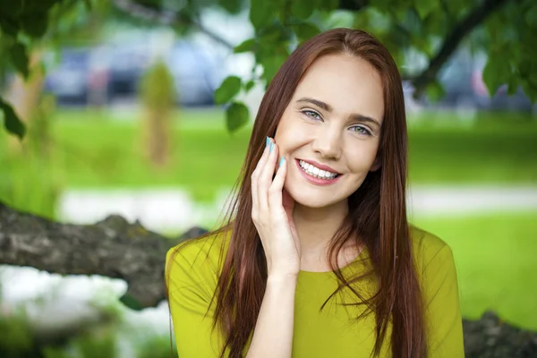 Retrato de bela jovem mulher feliz — Fotografia de Stock