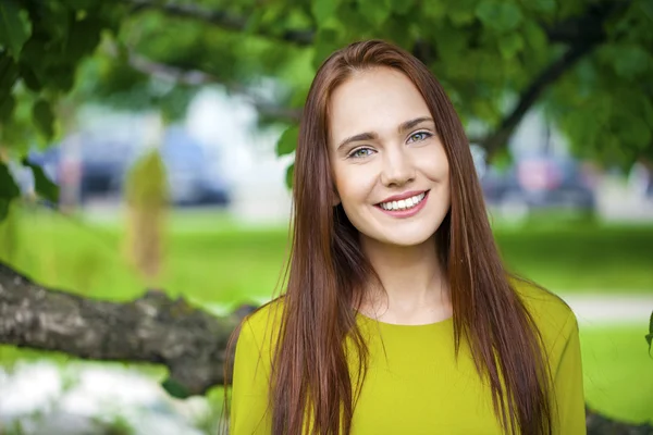 Porträtt av vacker ung glad kvinna — Stockfoto