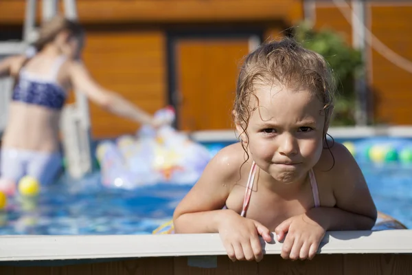 Счастливая маленькая девочка в бассейне в бикини — стоковое фото