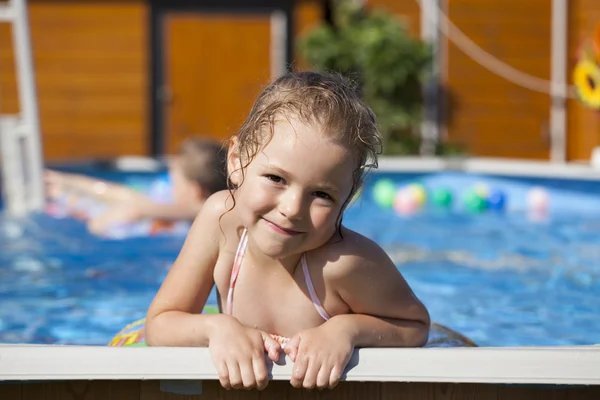 Счастливая маленькая девочка в бассейне в бикини — стоковое фото