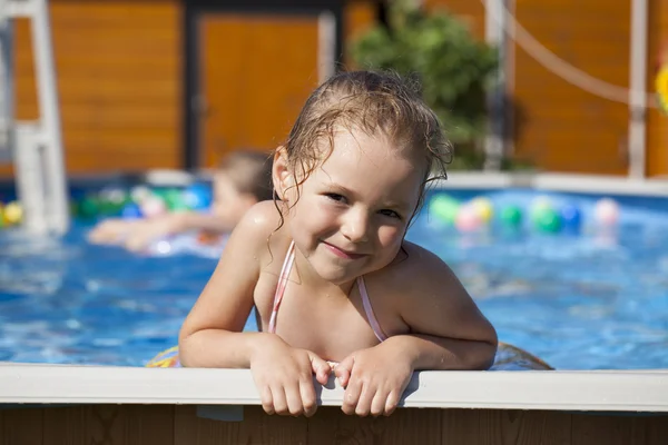 Gelukkig klein meisje in bikini zwembad — Stockfoto