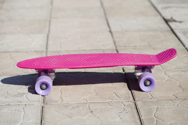 Roze cent skateboard — Stockfoto