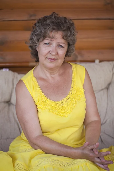 Närbild porträtt av härlig mellersta äldre kvinna — Stockfoto