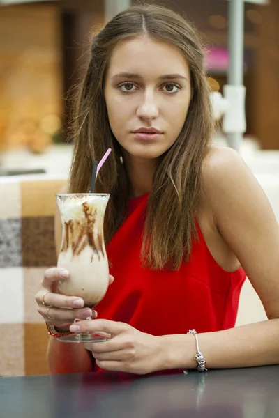 Mujer joven bebiendo cóctel en un café —  Fotos de Stock