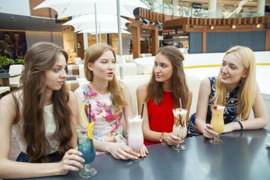 Dört çekici genç kadın kokteyller shopp içinde içme kapatın