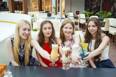 Dört çekici genç kadın kokteyller shopp içinde içme kapatın