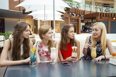 Dört çekici genç kadın kokteyller shopp içinde içme kapatın