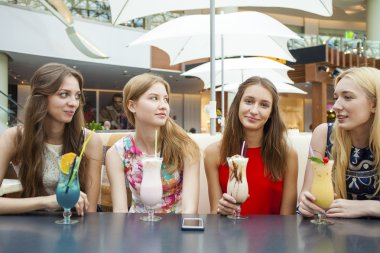 Dört çekici genç kadın kokteyller shopp içinde içme kapatın