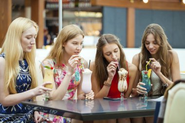 Dört çekici genç kadın kokteyller shopp içinde içme kapatın