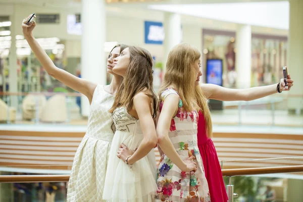 Belle, donne sorridenti scattare una foto di se stessa con una intelligente — Foto Stock