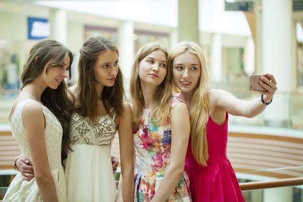 Prachtige, brede glimlach vrouwen nemen een foto van zichzelf met een slimme — Stockfoto