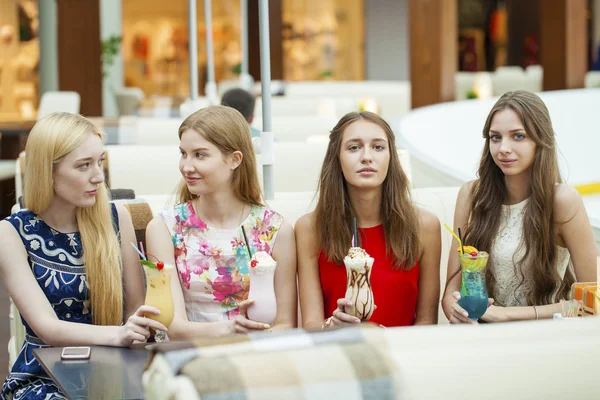 Close up four attractive young women drinking cocktails in shopp — Stock Photo, Image