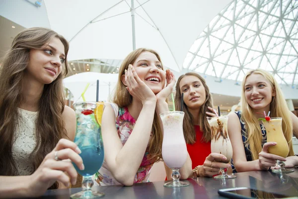 Cerca de cuatro mujeres jóvenes atractivas que beben cócteles en la tienda — Foto de Stock