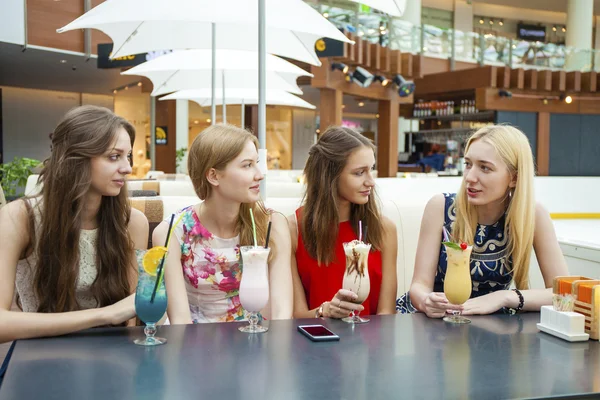 Chiudi quattro attraenti giovani donne che bevono cocktail nel negozio — Foto Stock