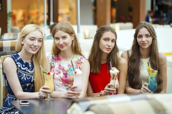 Nahaufnahme von vier attraktiven jungen Frauen, die Cocktails im Shopp trinken — Stockfoto