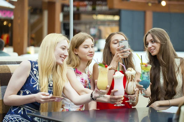 Bliska czterech atrakcyjnych młodych kobiet do picia koktajli w shopp — Zdjęcie stockowe