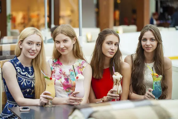 Dört çekici genç kadın kokteyller shopp içinde içme kapatın