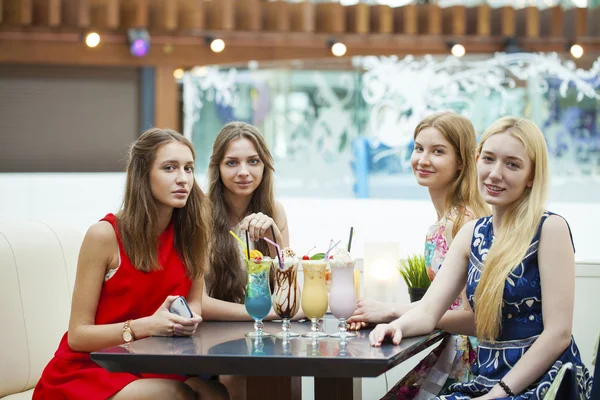 Gros plan sur quatre jolies jeunes femmes buvant des cocktails en boutique — Photo