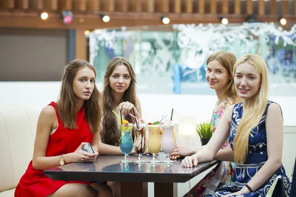 Gros plan sur quatre jolies jeunes femmes buvant des cocktails en boutique — Photo