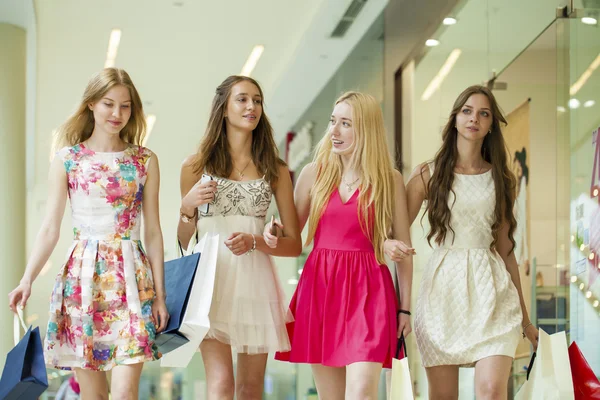 Grupp glada leende kvinnor shopping med färgade påsar — Stockfoto