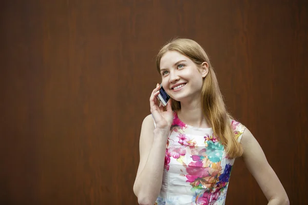 Mooie jonge blonde vrouw bellen via de telefoon — Stockfoto