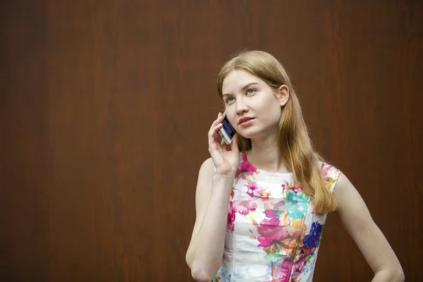 Telefon ederken güzel sarışın genç kadın — Stok fotoğraf